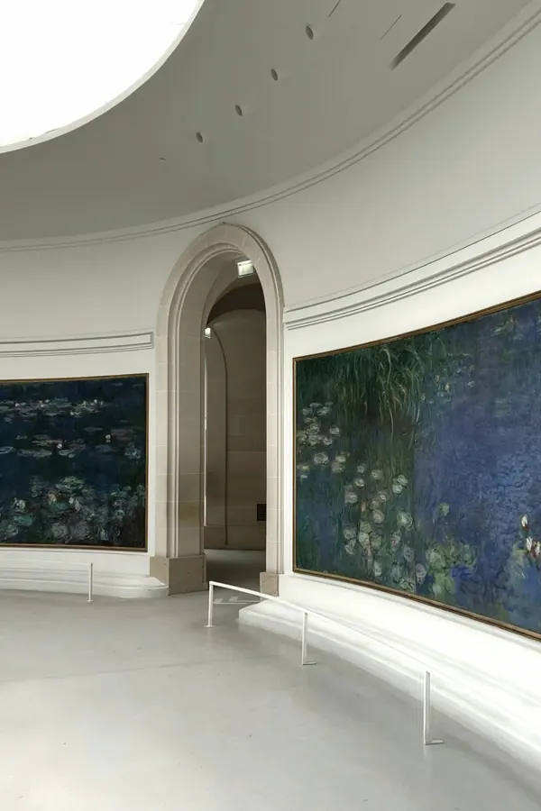 A curved room of water lily paintings.