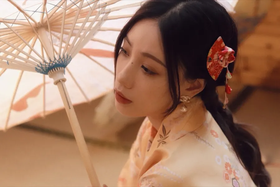 A paper umbrella, a kimono and a red hair ornament.