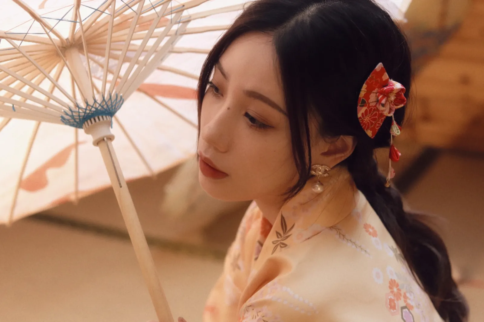 A paper umbrella, a kimono and a red hair ornament.