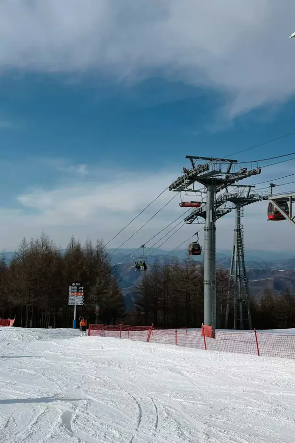 Red gondolas leaving the base station.
