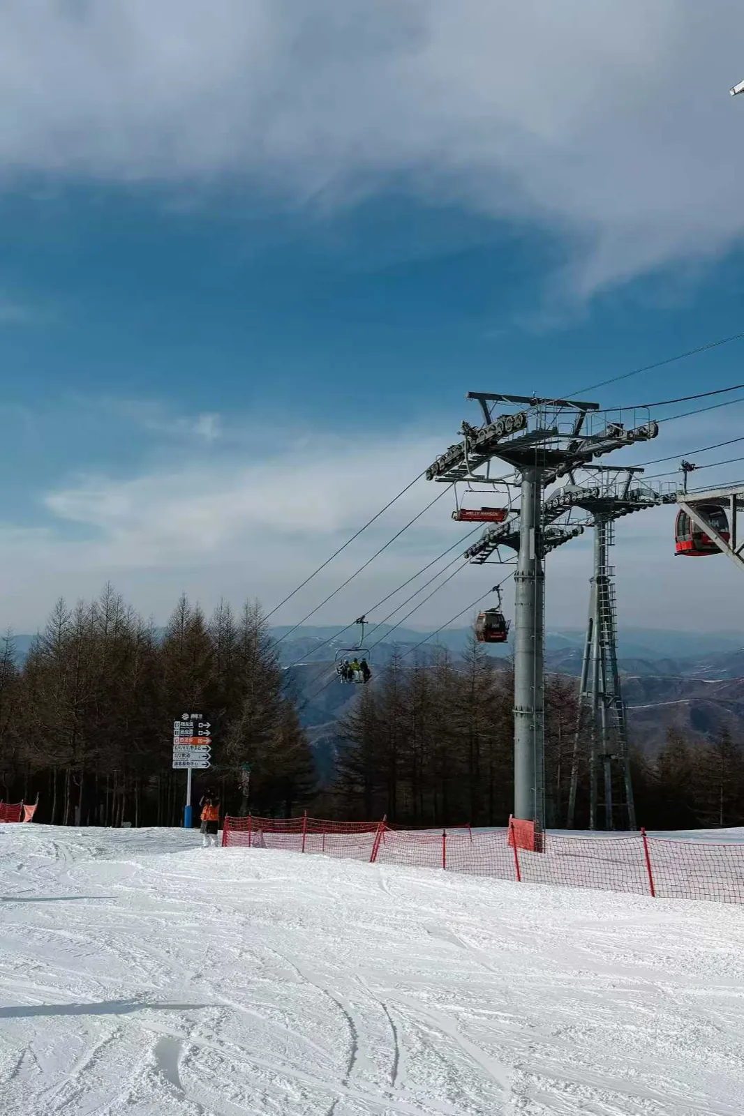 Red gondolas leaving the base station.